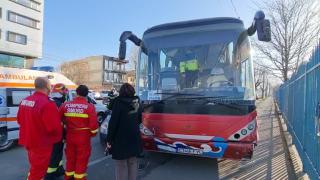 Accident grav în Constanţa. Un autocar cu 7 persoane a intrat pe contrasens şi s-a izbit de două maşini parcate