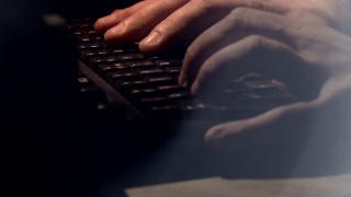 Profesor de sport din Arad, acuzat că a avut discuţii cu tentă sexuală cu o elevă de 16 ani. Bărbatul i-ar fi cerut adolescentei şi poze nud