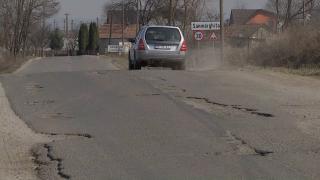 Două judeţe din România se ceartă pe cine are drumurile mai proaste. "Asfaltul arată ca după bombardament"
