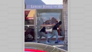 Jaf în plină zi la un magazin de bijuterii din Beverly Hills. Hoţii au spart vitrina cu barosul. Paguba, între trei şi cinci milioane de dolari