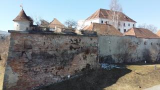 Cetăţuia, simbolul Braşovului, prinsă în războiul din instanţă. Zidurile monumentului la un pas să cadă