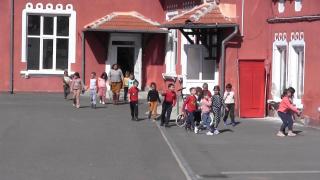 Elevii ucraineni, dornici să revină la şcoală. Aproximativ 100 de copii stabiliţi în Arad îşi vor continua cursurile în ţara noastră