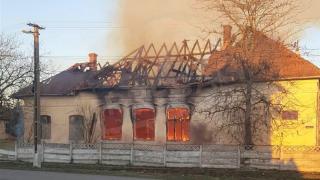 O şcoală din Satu Mare s-a făcut scrum sub privirile neputincioase ale localnicilor. Un bărbat ar fi pus intenţionat focul
