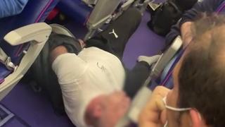 Filmul scandalului provocat de pasagerul băut în avionul Wizz Air care a aterizat pe Otopeni. "Vezi că dacă n-ai deschis cătuşele în maximum câteva minute, voi fi mort"