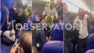"Hai mă toţi pe el! Prinde-l, mă!". Un român beat a creat haos la bordul unui avion WizzAir. Bărbatul s-a dezlănţuit după ce a consumat o sticlă de tărie