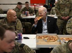 Joe Biden a mâncat pizza cu soldații americani din Polonia și i-a numit ”cea mai bună forţă de luptă din istoria lumii”