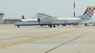 Domeniul aviatic, în pragul unei uriaşe crize de personal. Cât te costă să devii însoţitor de zbor sau pilot: "Garantat va obţine un loc de muncă"