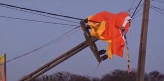 Un tobogan gonflabil smuls de vânt a rupt un stâlp din beton, într-o comună din Argeș. Trei oameni au ajuns la spital