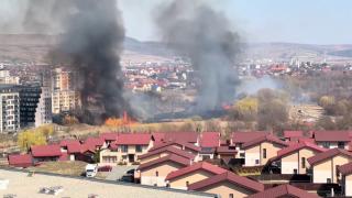 Cartier din Cluj-Napoca, ameninţat de un incendiu de vegetaţie. Flăcările au ajuns sub magistrala de gaz a oraşului