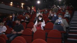 Scandal cât casa la TNB după ce spectatorii au găsit pe scaune o revistă etichetată ca fiind extremistă. Reacţia Ministerului Culturii