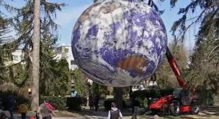 "Gaia", celebra instalație a artistului Luke Jerram, s-a întors la Cluj. Vizitatorii expoziției au donat bani și pentru refugiații ucraineni