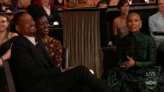 Reacția Jadei Pinkett-Smith după ce Chris Rock a râs de look-ul ei. Will Smith s-a amuzat iniţial, apoi a mers să îi dea o palmă