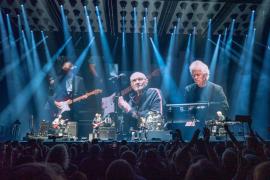 Trupa Genesis şi-a luat rămas bun de la public, în ropote de aplauze. Phil Collins a cântat alături de fiul său