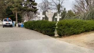 Bebeluş găsit mort într-o cutie, în cimitirul Străuleşti. Lângă copil, poliţiştii au găsit un bilet