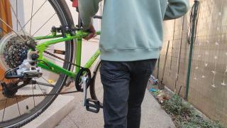 Hoţii au ieşit la vânătoare de biciclete. Cele mai multe dispar din scările de bloc, în timp ce altele sunt luate direct din curţile oamenilor