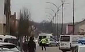 Focuri de armă în plină stradă. Poliţiştii din Caransebeş au prins un tânăr pe numele căruia era emis un mandat european de arestare