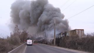 Intervenţie dificilă pentru lichidarea ultimelor focare ale incendiului de la Glina. Ancheta va stabili de la ce a pornit focul