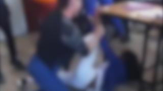 Elevă din Brașov, bătută cu sălbăticie de o colegă. Agresoarea a trântit-o la podea și a lovit-o cu pumnii și picioarele