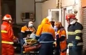 Incendiu urmat de explozie într-un bloc din Alexandria. Trei persoane intoxicate cu fum, alte zeci evacuate