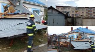 Acoperişul unui bloc din Dâmboviţa, smuls de o rafală de vânt. Bucăţile de tablă au ajuns în curtea unei case vecine