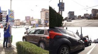 "Aia e! E 1 aprilie". Haos în traficul din Piteşti: Un semafor din oraş a fost acoperit cu un afiş de la circ