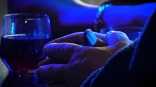 Filmul uciderii în bătaie a primarului din Jibert. Scandalul s-a aprins de la lemnul de foc