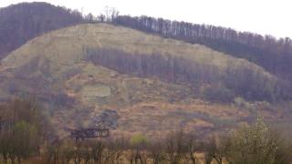 Sat din România, în pericol după alunecările de teren masive. Disperaţi, oamenii se roagă să nu-şi vadă casele prăbuşindu-se