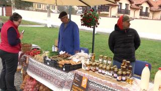 Piaţă volantă, organizată în parcarea Direcţiei Agricole Suceava. Vânzătorii rămân fără marfă in doar câteva ore