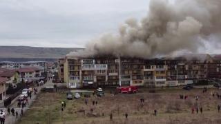 Bloc din Cluj, mistuit de flăcări în timp ce pompierii aşteptau autoscara unui alt detaşament. Cea din dotare nu a funcţionat