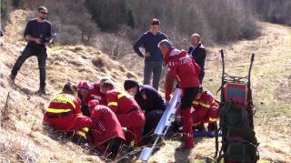 S-a prăbușit în gol 15 metri, după ce parapanta s-a închis accidental. Supraviețuire miraculoasă în Brașov