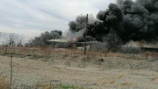 Incendiu la un depozit de fier vechi din judeţul Iaşi. Autoritățile au emis mesaj Ro-Alert