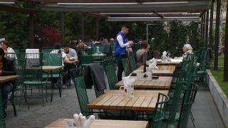 Mesele la restaurant, din ce în ce mai costisitoare. Ospătarii se plâng că oamenii le scad din bacşiş
