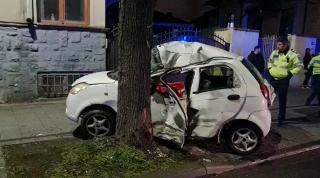 Sfârşit tragic pentru un livrator de mâncare din Constanţa. A murit pe loc, după ce a intrat cu maşina în copac