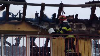 Cratiţa cu apă, soluţia disperată folosită de pompieri la incendiul din Floreşti. Autoscara mai mult i-a încurcat