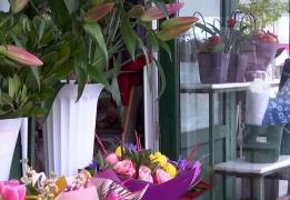 Om de paie pentru frauda cu flori. Cum procedează infractorii pentru a înșela statul român