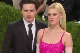 La aproape doi ani, după ce și-a cerut iubita cu un inel cu smarald evaluat la 325.000 de mii de dolari, Brooklyn Beckham a făcut o nuntă ca în povești