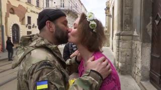 Despărțiți de război, Constantin şi Halyna s-au regăsit și au jurat iubire veșnică: "Mâine mă voi întoarce pe frontul de luptă"