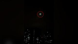 Scene terifiante în Shanghai. Oamenii țipă noaptea din balcoane și bat în oale după 3 săptămâni de carantină. O dronă le răspunde