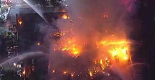 Incendiu uriaş la un magazin de materiale de construcţii, în SUA. Norul toxic a băgat spaima în localnici