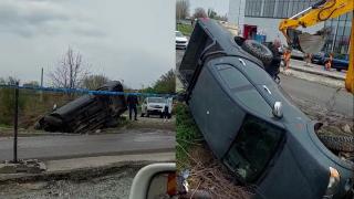 Un şofer din Constanţa s-a răsturnat cu maşina în şanţ. Martor: "A alunecat în tranşeele făcute de muncitori"