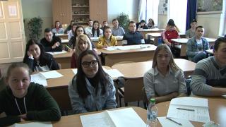 Exmatriculaţi dacă vin cu părul vopsit, netunşi sau cu buricul la vedere. Sancţiuni dure pregătite pentru unii elevi