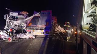 Accident teribil pe Valea Oltului. Două TIR-uri s-au ciocnit frontal: ultimele cuvinte ale femeii din dreapta şoferului vinovat