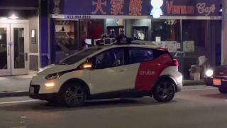 Un poliţist din San Francisco a oprit în trafic o maşină fără şofer. Cum a reacţionat agentul