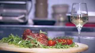 Preparate de paşte, comandate direct de la restaurant. Cât plătesc românii care nu vor să stea în bucătărie, pentru o ciorbă sau friptură de miel