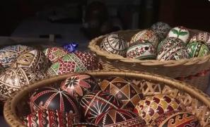 Cine vrea să încondeieze ouă în stil bucovinean poate lua lecţii direct de la experţii suceveni