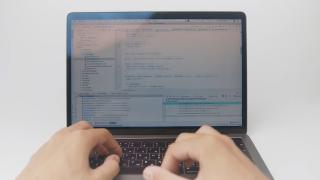 Fraudă criminală. Trei bărbaţi din Ungaria au înşelat 80 de români care căutau pastile pentru boli precum cancer sau hepatită C