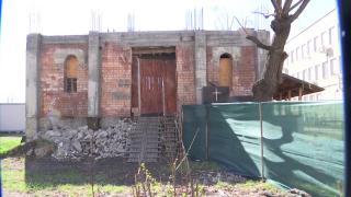 Au lăsat heliportul pentru biserică. Bolnavii trebuie să meargă zece kilometri distanţă pentru a fi preluaţi