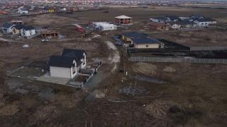 Cartierul aflat la 10km de centrul oraşului, în care oamenii se luptă cu noroaiele. O casă costă 68.000 de euro