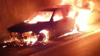 Imagini de groază pe autostrada Bucureşti-Piteşti. O mașină a luat foc în mers, pe sensul spre Bucureşti