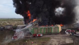 Imagini filmate cu drona de la incendiul din Timişoara. O hală industrială s-a făcut scrum